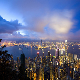 ◆吃：港式奶茶鱼蛋、香港经典怀旧海鲜餐、麦当劳早餐、葡国餐；
 ◆住：全程入住香港、澳门交通方便的四星标准酒店；
◆行：保证使用执照及各类保险齐备的旅游巴士；我社专业领队陪同
◆游：港珠澳大桥 迪士尼乐园 海洋公园 杜莎夫人蜡像馆 船游维多利亚港 香港仔避風塘 黄大仙 大三巴 妈祖庙 外观澳门8字摩天轮酒店 威尼斯人度假村等；
◆娱：香港保一天自由活动时间。
◆购：香港集合全世界顶级商品应有尽有您可尽情体验香港购物天堂“血拼”的乐趣！
Ø 独家赠送：1、迪士尼乐园             4、太平山火车观光体验
Ø           2、杜莎夫人蜡像馆         5、山顶凌霄阁参观
          3、香港大学               6、每组赠送398元港澳电话卡一张（可无限上网）
