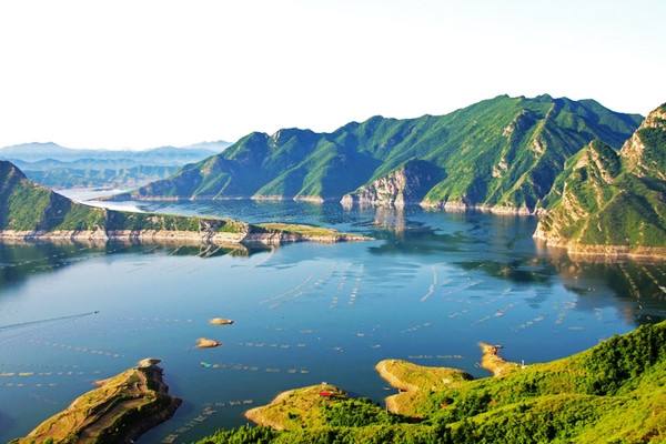 餐：满清八大碗、木兰秋狝庆功宴
住：承德准三宾馆
(有空调、独立卫生间、2-3人标间）
出行：空调大巴、专业持证导游
游：景点参观时间充裕
保证古北水镇游玩时间
欣赏古北3D裸眼水舞灯光秀
购：纯玩无购物，不以任何理由擦边购物店

                   安心出行，品质保证
