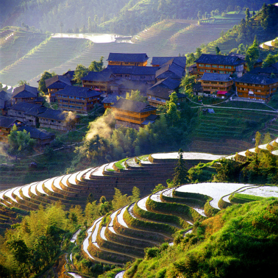 桂林龙脊•阳朔之旅
看不止所见 龙脊梯田景区/黄洛瑶寨/船游兴坪江/银子岩/世外桃源/
城徽象鼻山公园/古东瀑布/十里画廊/漫步遇龙河/
木龙湖/阳朔西街/少数民族村寨/罗山湖风情岛
美食邂逅 十里画廊定制晚宴 少数民族风味餐、阳朔特色啤酒鱼、桂林风味特色餐、
奢华睡眠 桂林安排舒适型酒店 阳朔安排舒适型特色酒店
为什么选择这款线路 
桂林本地导游出团+全程0自费+龙脊梯田景区+兴坪古镇20元人民币背景&船游漓江+世界岩洞奇观银子岩+人间仙境世外桃源+千年演绎千古情十里画廊+城徽象鼻山公园+可以攀爬的古东瀑布+观唐宋建筑恢宏-木龙湖+黄洛瑶寨+网红打卡景点遇龙河+阳朔西街+少数民族村寨+罗山湖风情岛+矿泉水畅饮【24H接送机/站＆品质监控】+精美桂林伴手礼！
