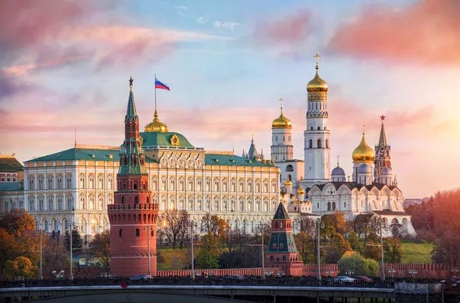 	“俄罗斯心脏”莫斯科+“魅力城市”圣彼得堡：带你踏上辽阔的俄罗斯国土，倾倒于其无处不在的艺术气息。让您充分了解俄罗斯辉煌历史，体验独特的俄罗斯风情，深度感受俄罗斯文化魅力。

	参观世界第八奇景：庄严凝重的红场，蜚声海内外的瓦西里升天大教堂，参观克里姆林宫感受历史与现实相交融；

尊享最高艺术造诣：叶卡捷琳娜花园及宫殿--清新细致的花园、金碧辉煌的饰品、流光溢彩的屋顶、亲身感受沙皇时代的华美；
享艺术熏陶：参观世界四大博物馆之一的冬宫，感受艺术的熏陶，感叹历史的辉煌；
亲临大自然：漫步在被誉为“俄罗斯凡尔赛”的夏宫花园和宫殿，把你带进幽静的大自然；

