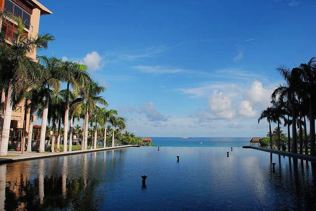 行程特色：海南首创自助式菜单旅游，摆脱传统旅游模式。24小时旅游服务管家提供电话咨询；真正还原度假理念，每天九点出发，独特的旅游资源配置，更高的自主性，更高的自由性；抛弃传统跟团观光游模式，让每一位客人体验到：我们旅程我做主。还能以最实惠的价格游玩三亚各大VIP景点；七款酒店任由选择，七条线路任由挑选；高端的VIP出行，高端的VIP体验，旅程更加轻松、自由。精选酒店：四款酒店任意选择：网评五钻 子悦康年酒店、网评五钻 青海大厦豪华海景房、三亚湾胜意180°豪华海景房、国际品牌酒店 三亚湾福朋喜来登豪华海景房
七款酒店任意选择：
三亚市区指定酒店（准四）
网评五钻  子悦康年酒店豪华房、
网评五钻  青海大厦豪华海景房、
三亚湾  胜意180°豪华海景房、
国际品牌酒店 三亚湾福朋喜来登豪华海景房
三亚湾网红康年酒店全海景房（高端酒店需提前咨询房态和房价）
海棠湾国际品牌  亚特兰蒂斯海景房（高端酒店需提前咨询房态和房价）

菜单自选：7条旅游线路任意选择；自主性更强，自由度更高，体验度更深，价格更实惠（以最低的费用玩最高端的景点）
贴心赠送：全程品牌矿泉水、旅行社责任险（保额20万元/人）
品质保障：公司指定接待用车司机兼导游，聊天式解说、贴心细致服务，VIP伴驾
接待承诺：①夜间不推荐自费景点（特色餐饮、当地特色演艺和景区交通除外）；②零购零自费；③不更换景点、不压缩游览时间；④私人订制，一单一团
